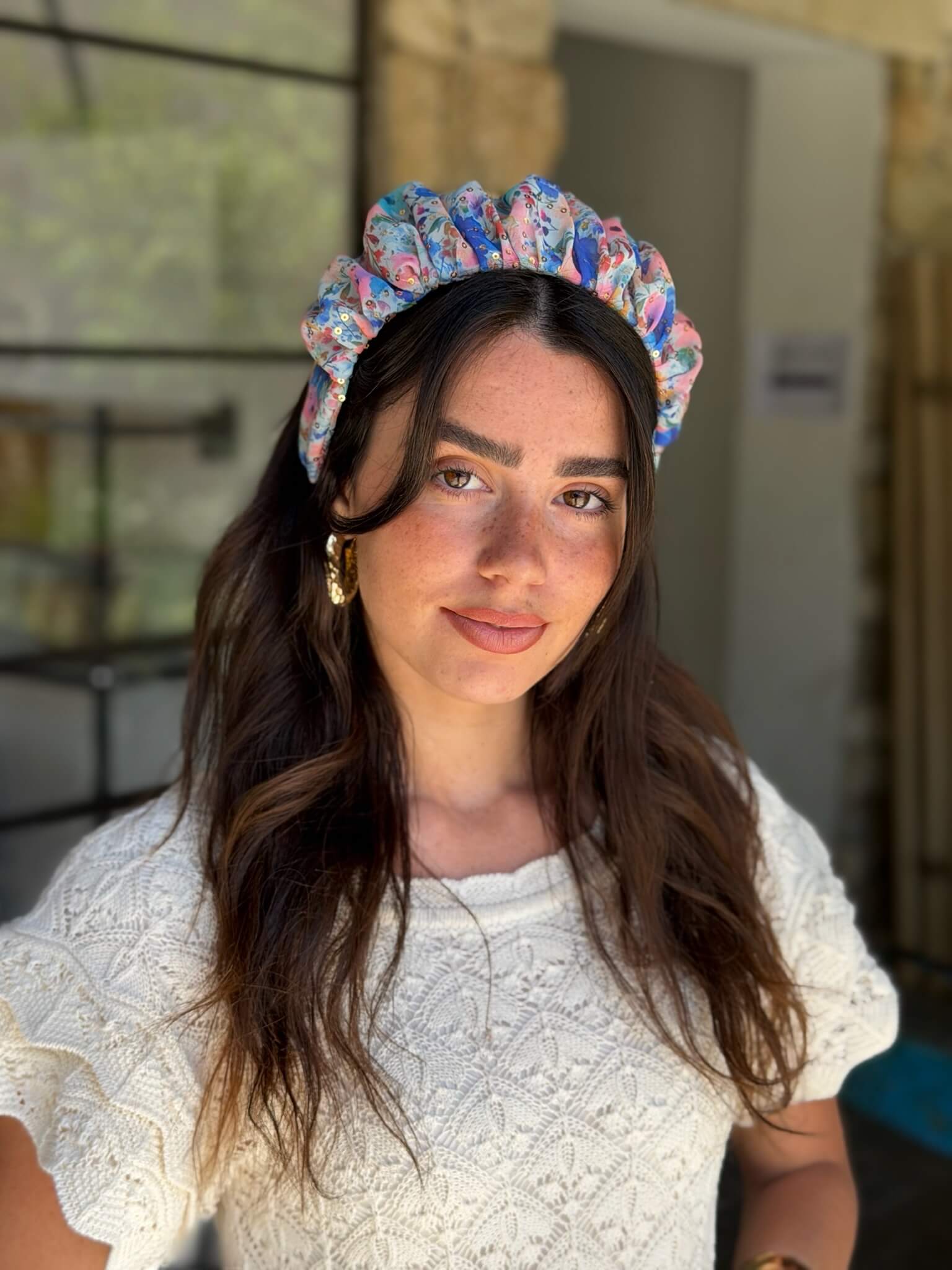 קשת לשיער שיפון פירחוני בגווני פסטל רכים תכלת ורוד סגול ואפרסק בשילוב פייט עדין