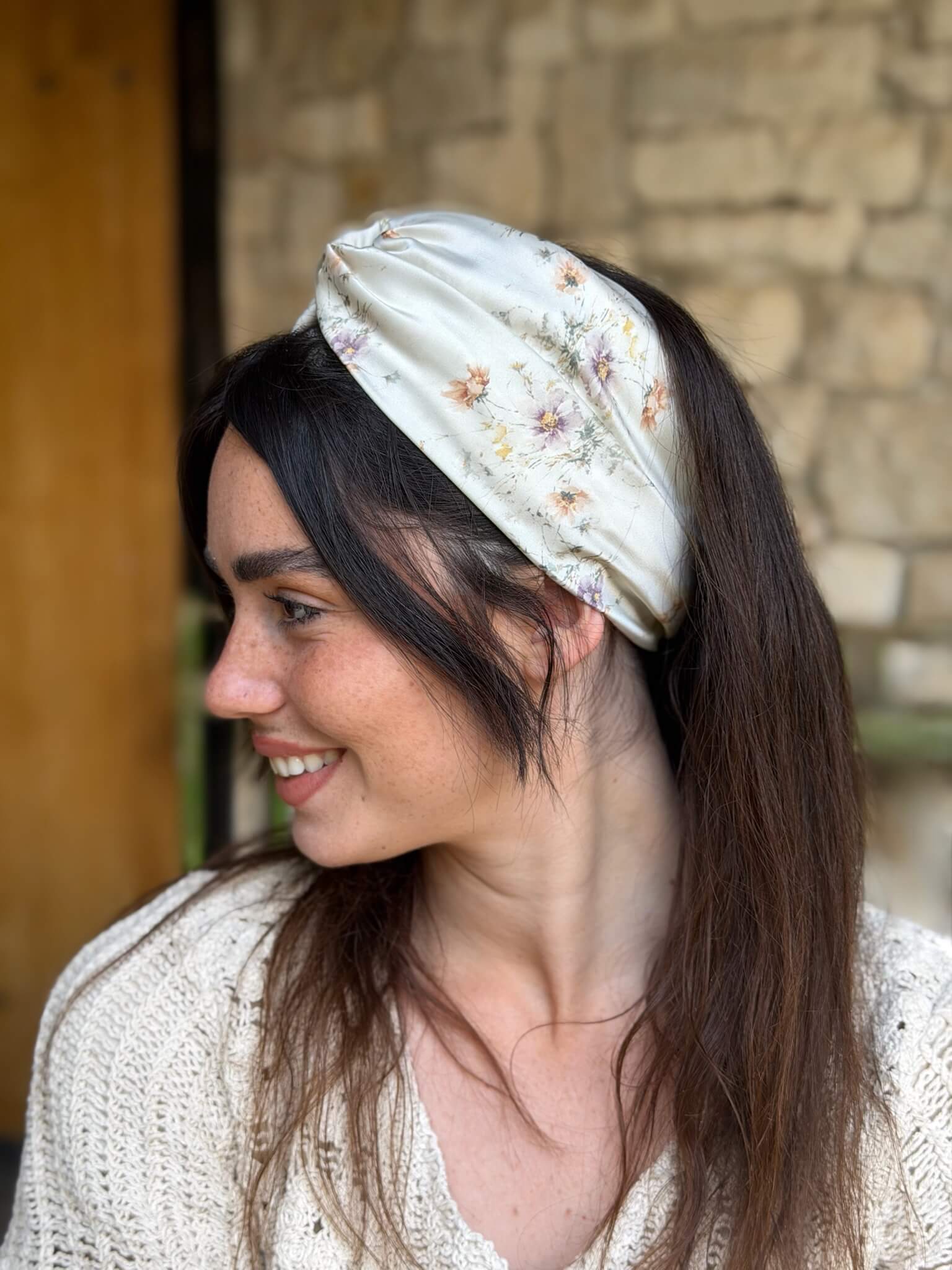מיני טורבן שיפון פרחים צהובים וסגולים על בסיס שמנת