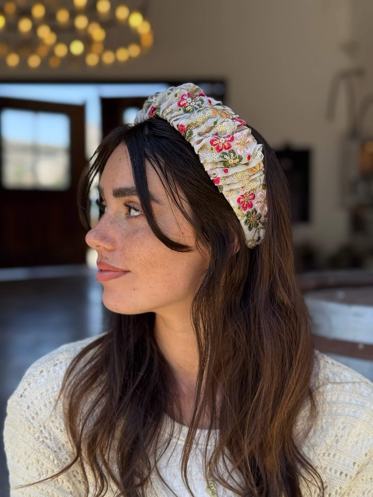 קשת לשיער רקמה ופייט פירחוני עם זהב