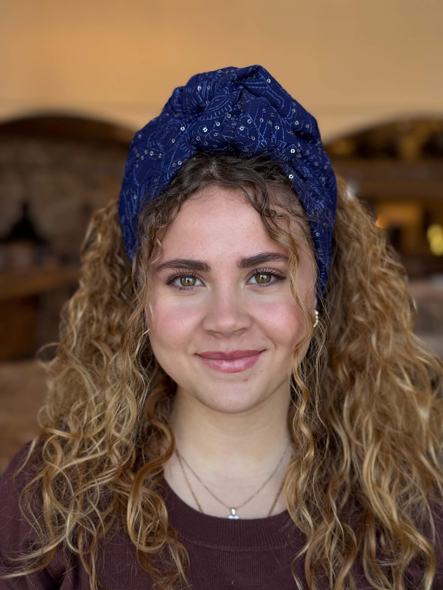 סרט קשירה לשיער רקמה ופייטים כחול נייבי פרחונית וזהב