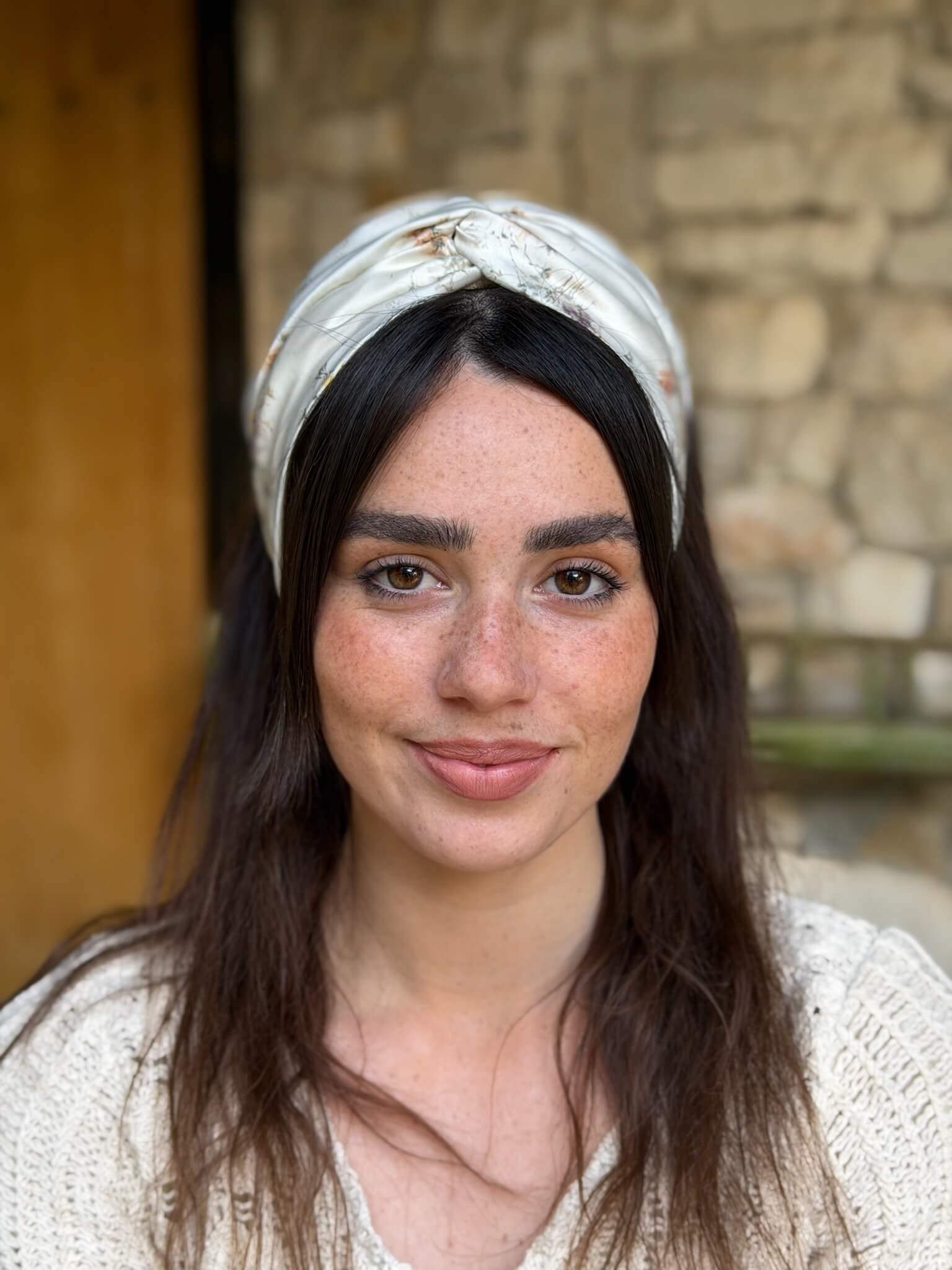 מיני טורבן שיפון פרחים צהובים וסגולים על בסיס שמנת
