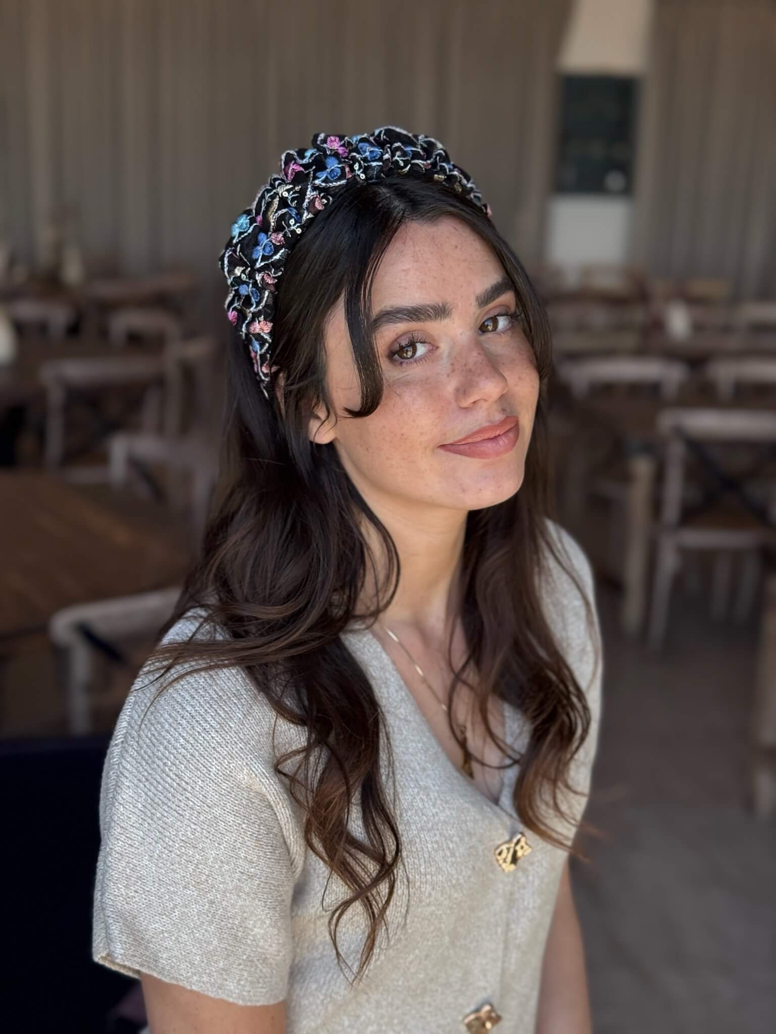 קשת לשיער רקמה ופייט על בסיס רשת שחור פירחוני צבעוני