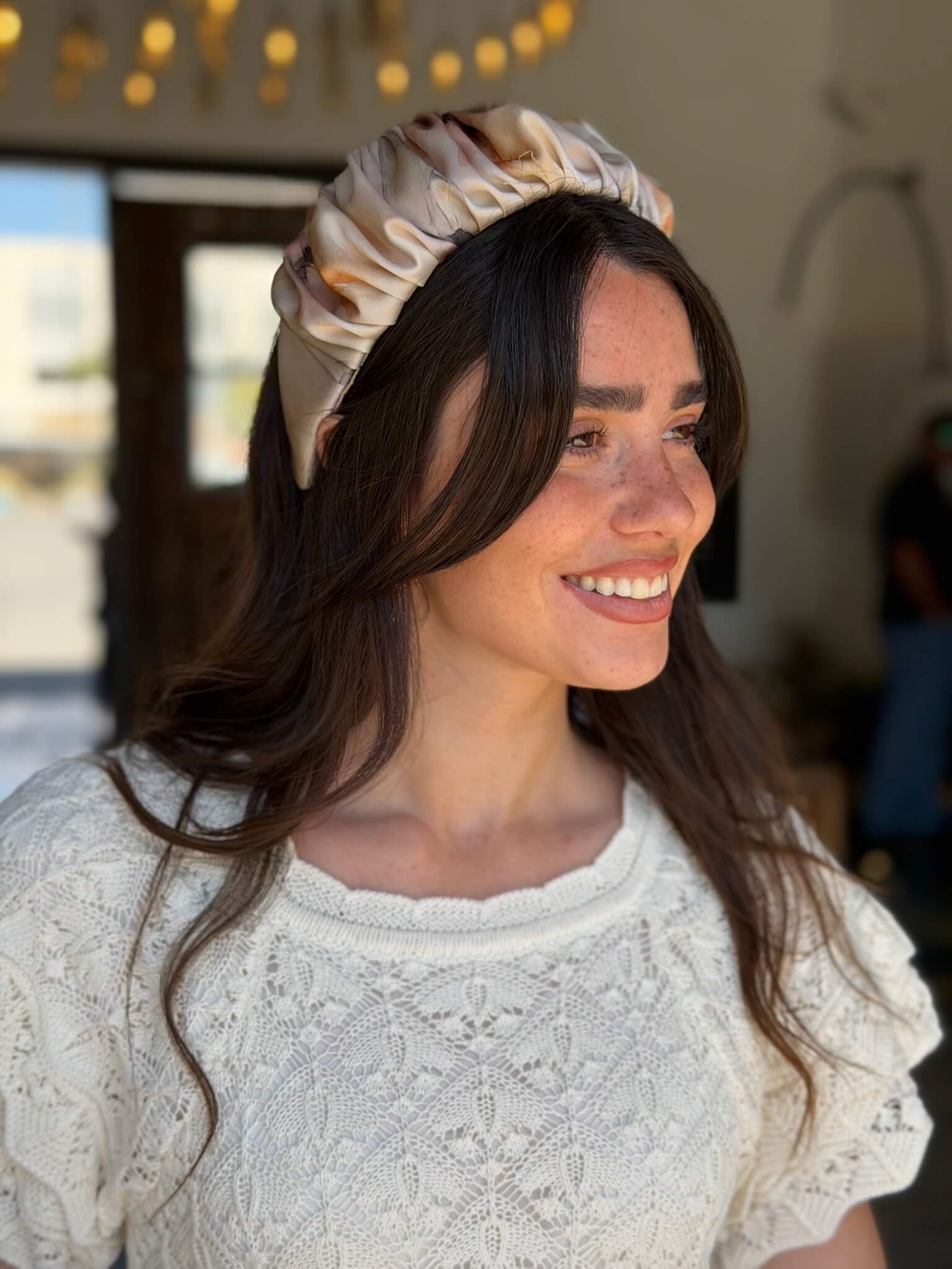 קשת לשיער שיפון בגווני שמנת קאמל חום ושחור בסגנון צבעי מים