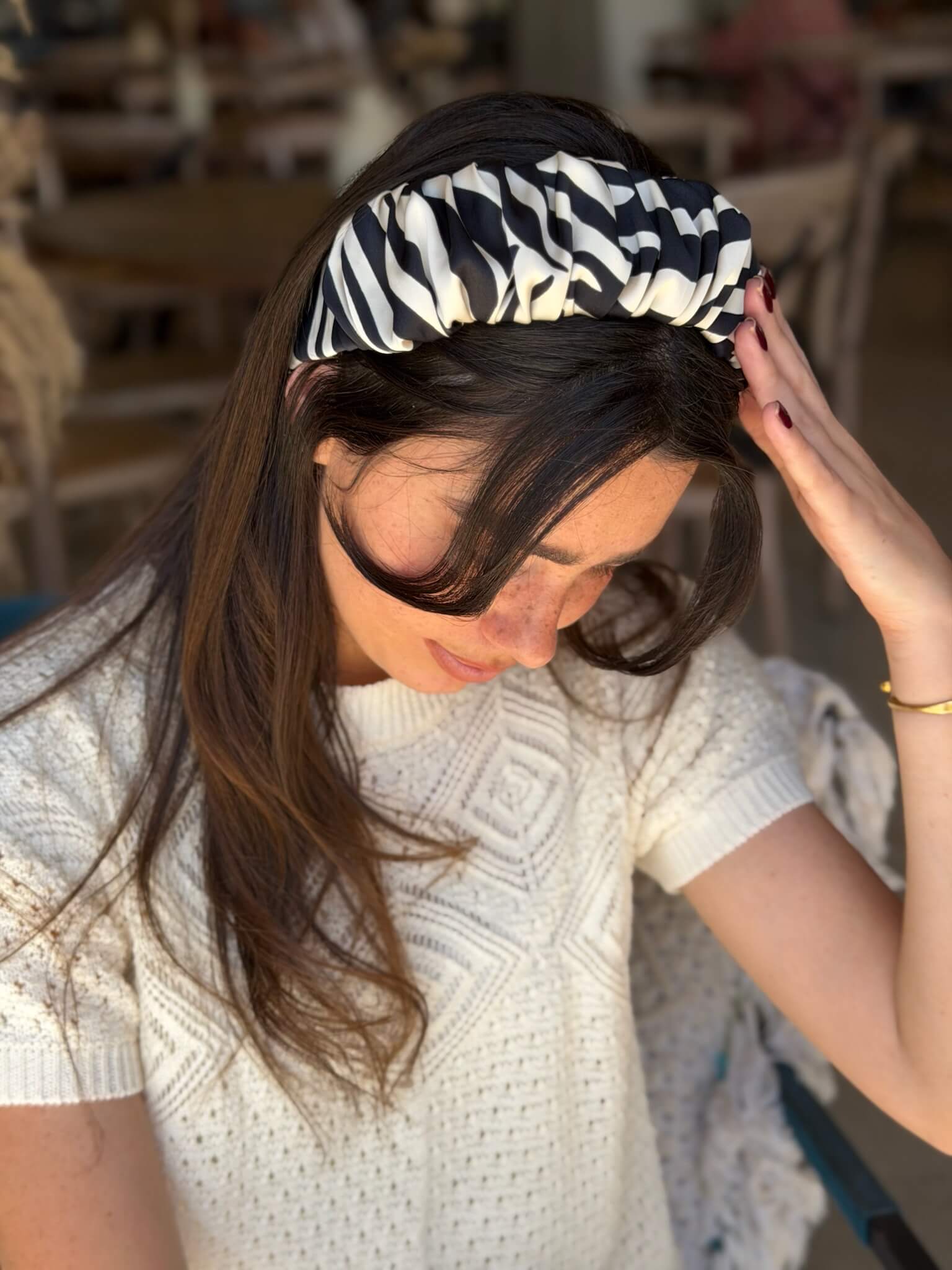 קשת לשיער שיפון זברה קלאסי בגווני שחור ושמנת