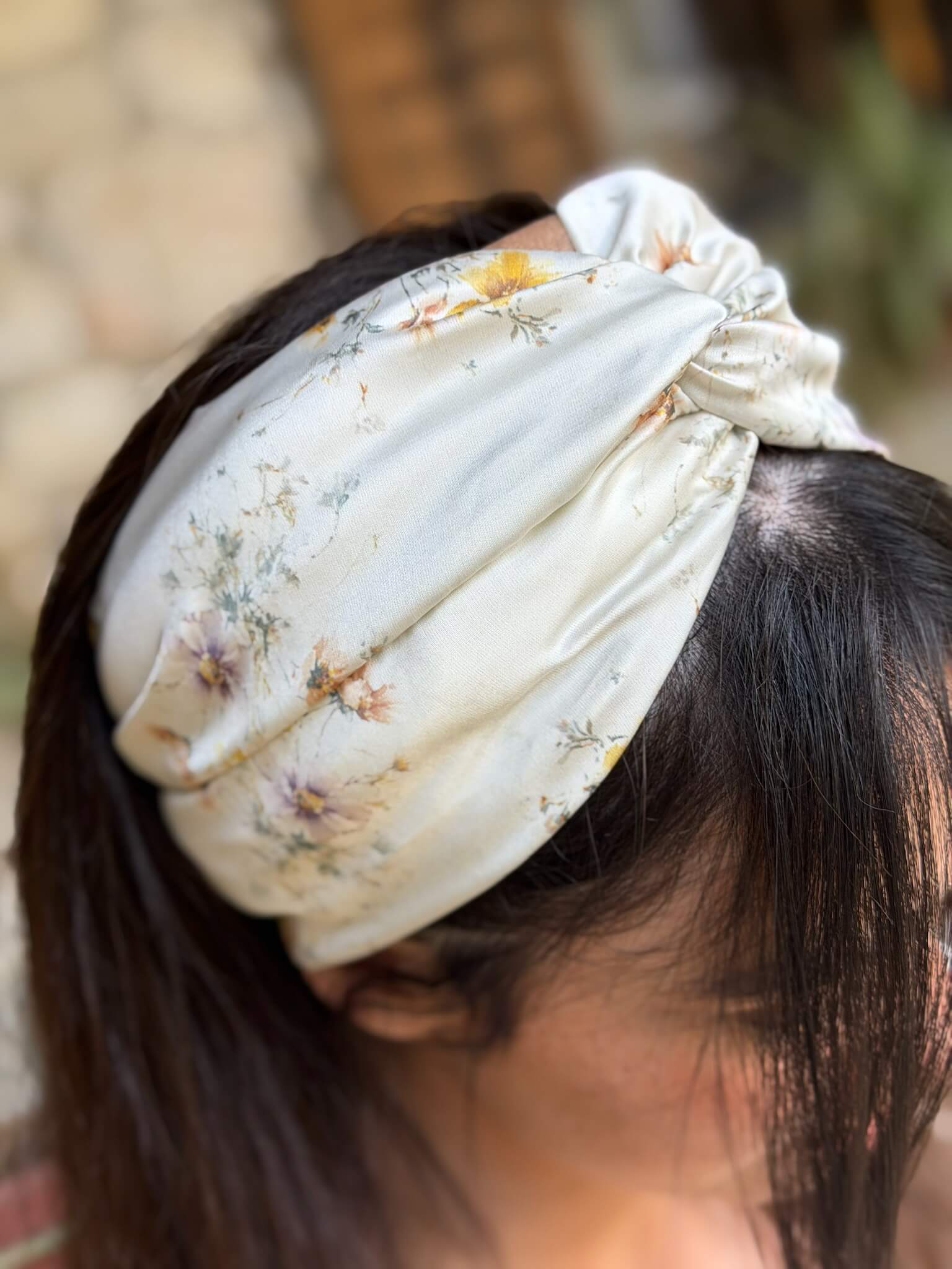 מיני טורבן שיפון פרחים צהובים וסגולים על בסיס שמנת