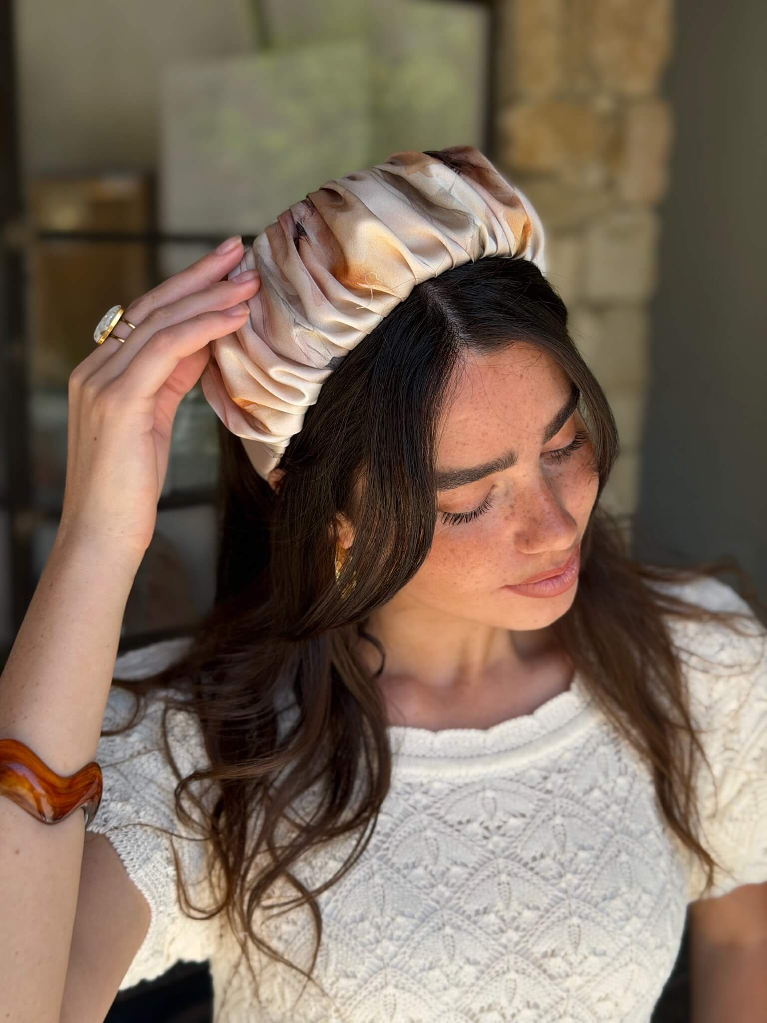 קשת לשיער שיפון בגווני שמנת קאמל חום ושחור בסגנון צבעי מים