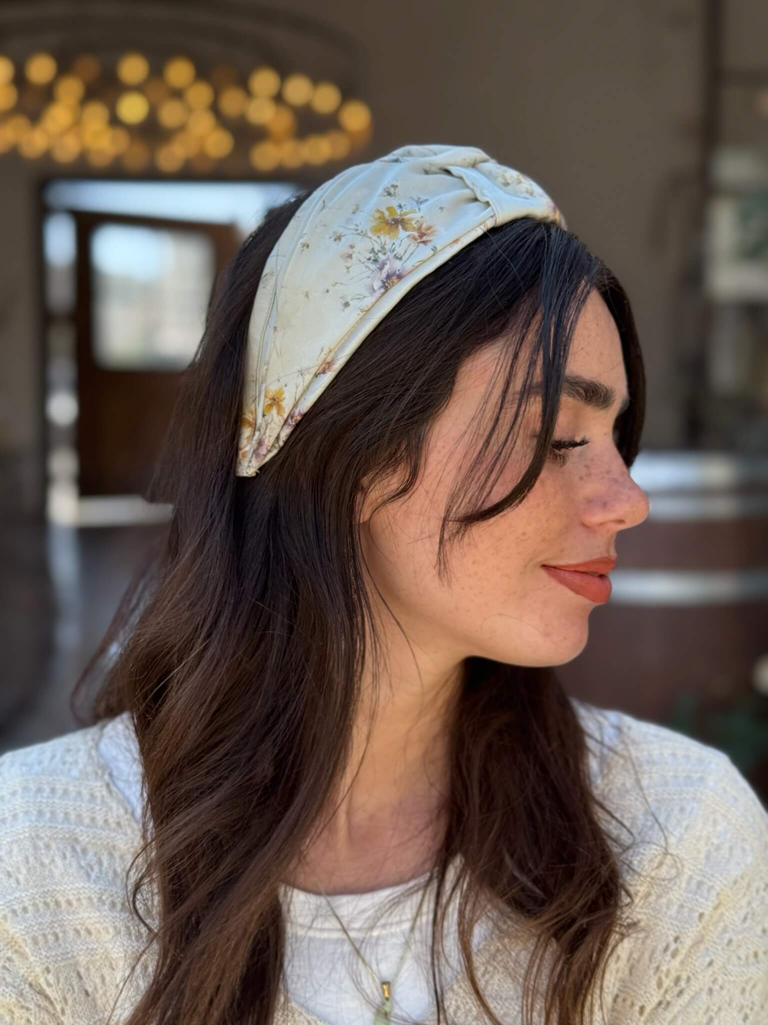 קשת לשיער שיפון פירחוני על בסיס שמנת