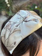 קשת לשיער שיפון על בסיס אפור ופרחים חומים