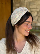 מיני טורבן שיפון פירחוני עדין על בסיס אוף ווייט