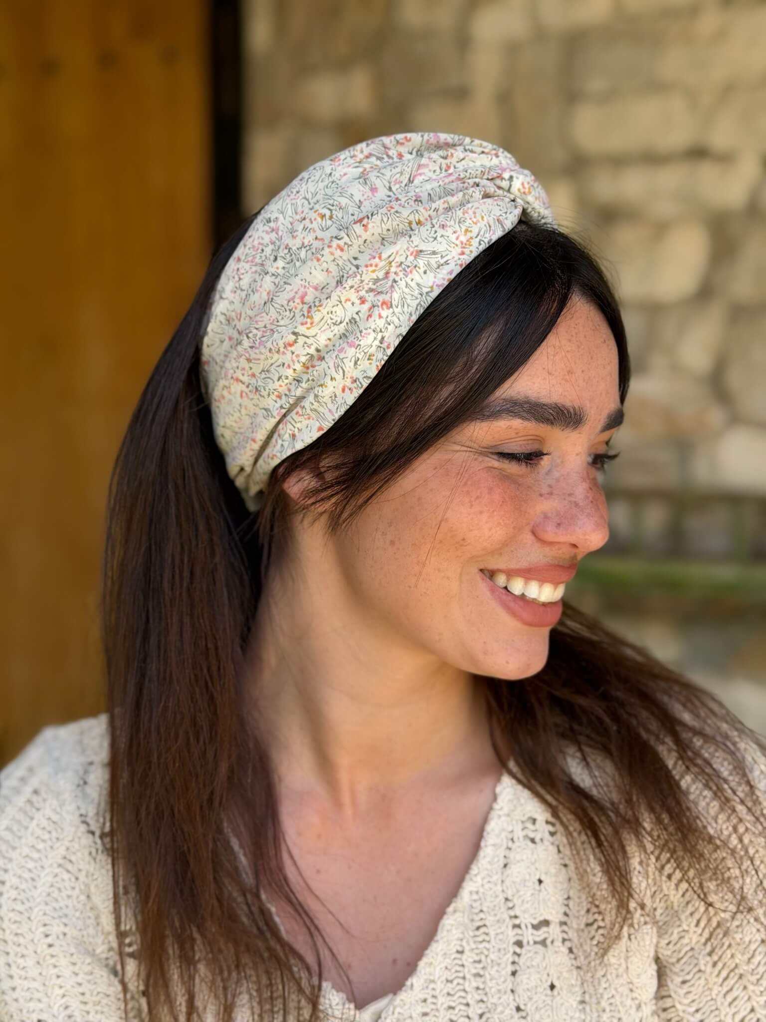 מיני טורבן שיפון פירחוני עדין על בסיס אוף ווייט