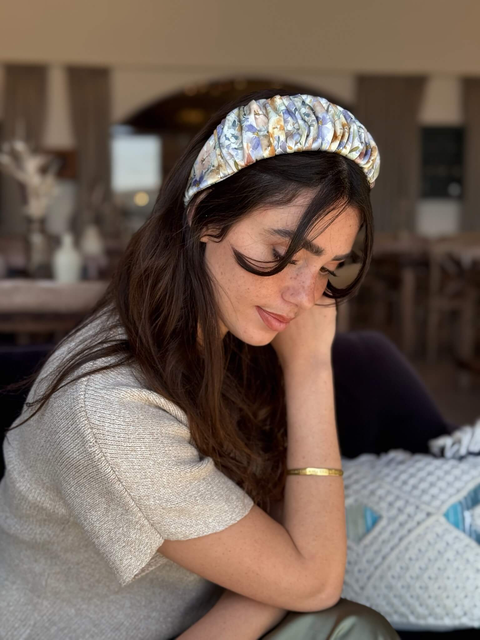 קשת לשיער שיפון פירחוני צבעי פסטל סגול וירוק על בסיס אוף ווייט