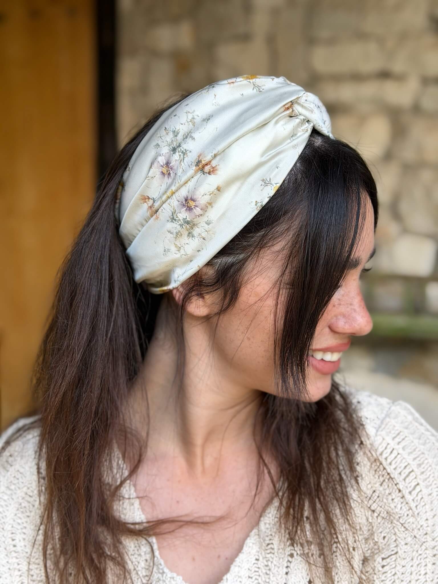 מיני טורבן שיפון פרחים צהובים וסגולים על בסיס שמנת