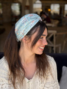 מיני טורבן שיפון עם פייט זהב עדין פירחוני עדין על בסיס תכלת