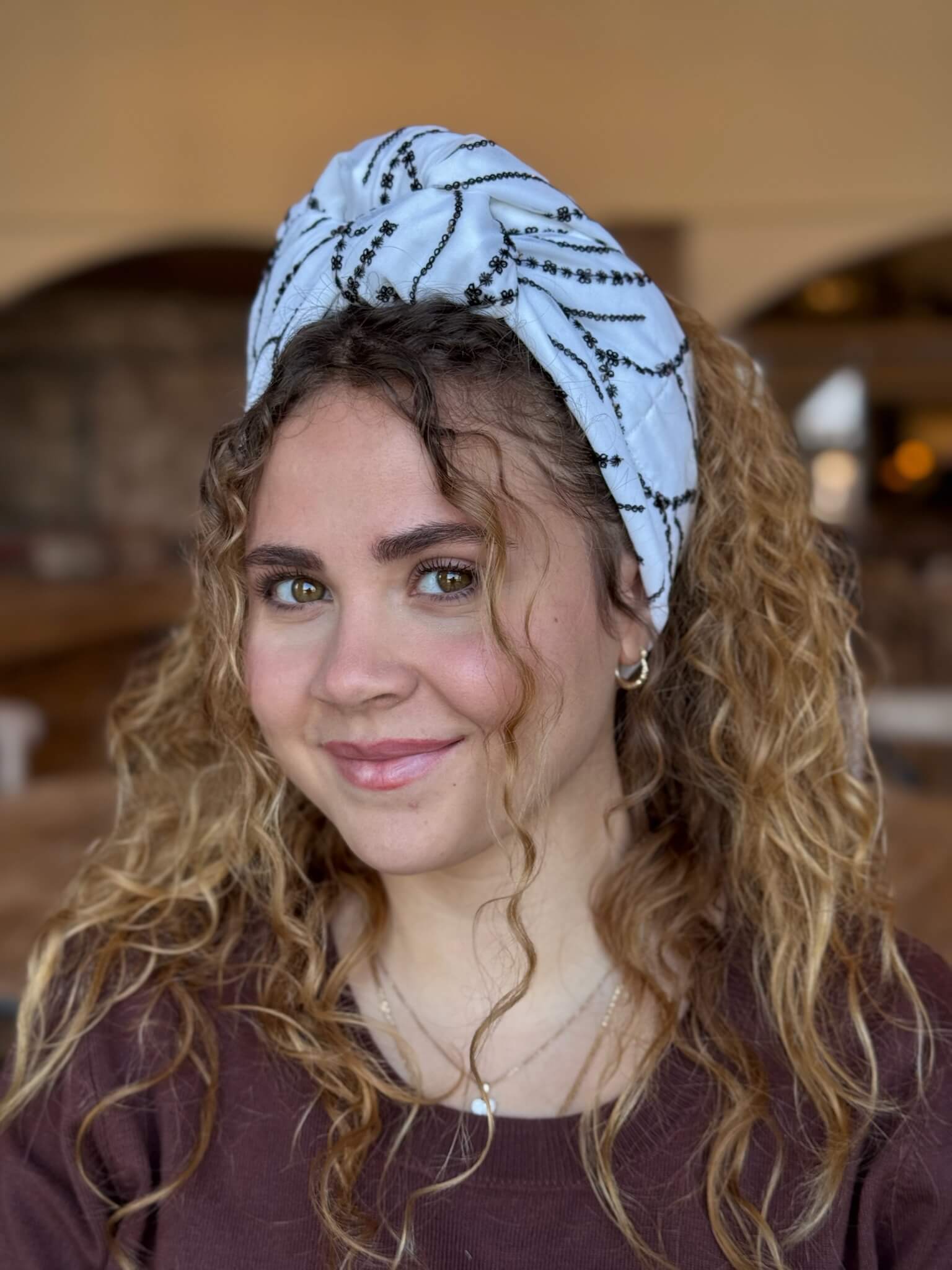 סרט קשירה לשיער אוף וית עם פייטים שחורים כמו כתר