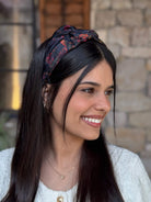 קשת לשיער שיפון פרחוני כהה על בסיס שחור