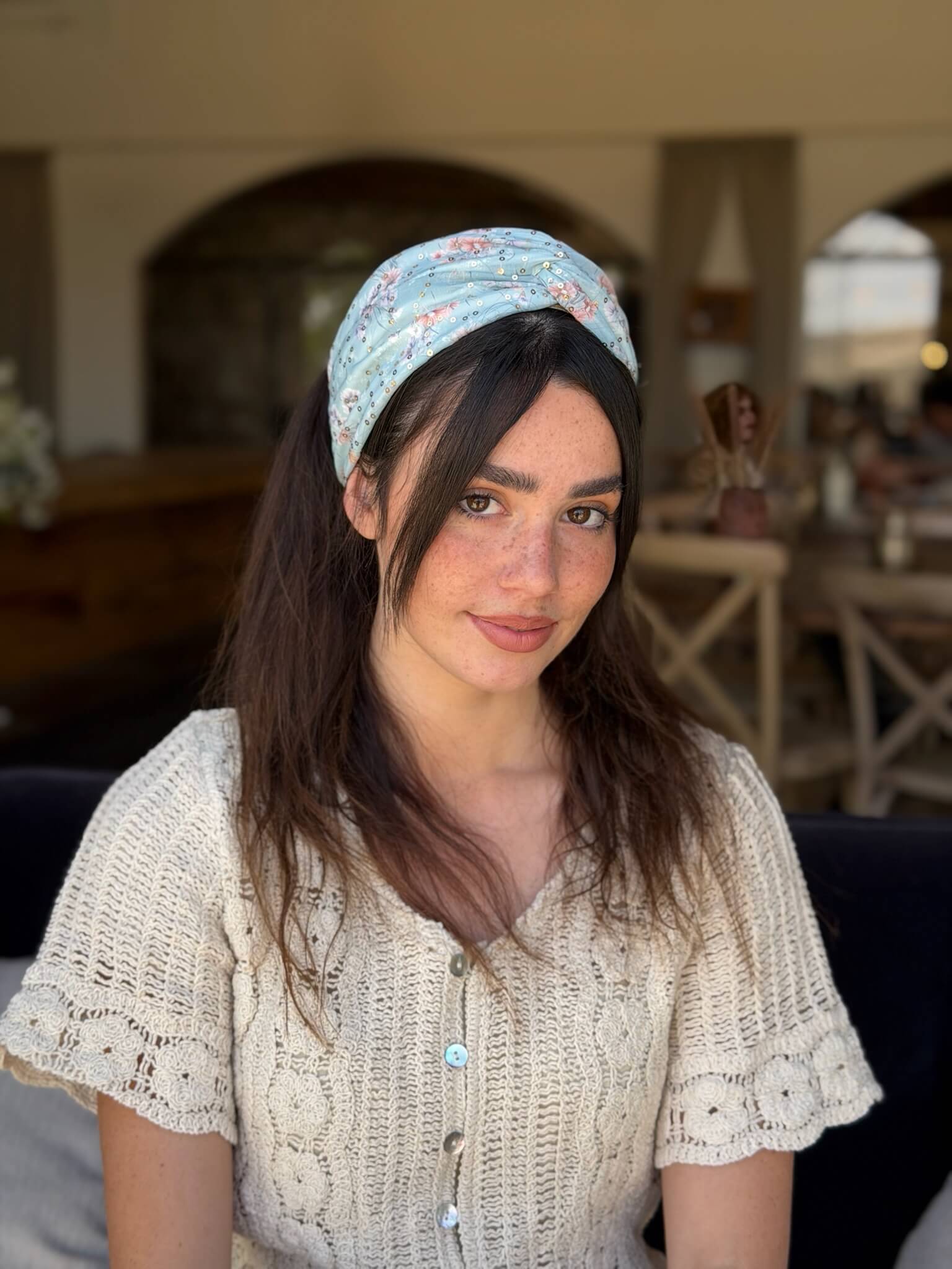 מיני טורבן שיפון עם פייט זהב עדין פירחוני עדין על בסיס תכלת