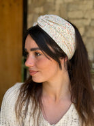 מיני טורבן שיפון פירחוני עדין על בסיס אוף ווייט