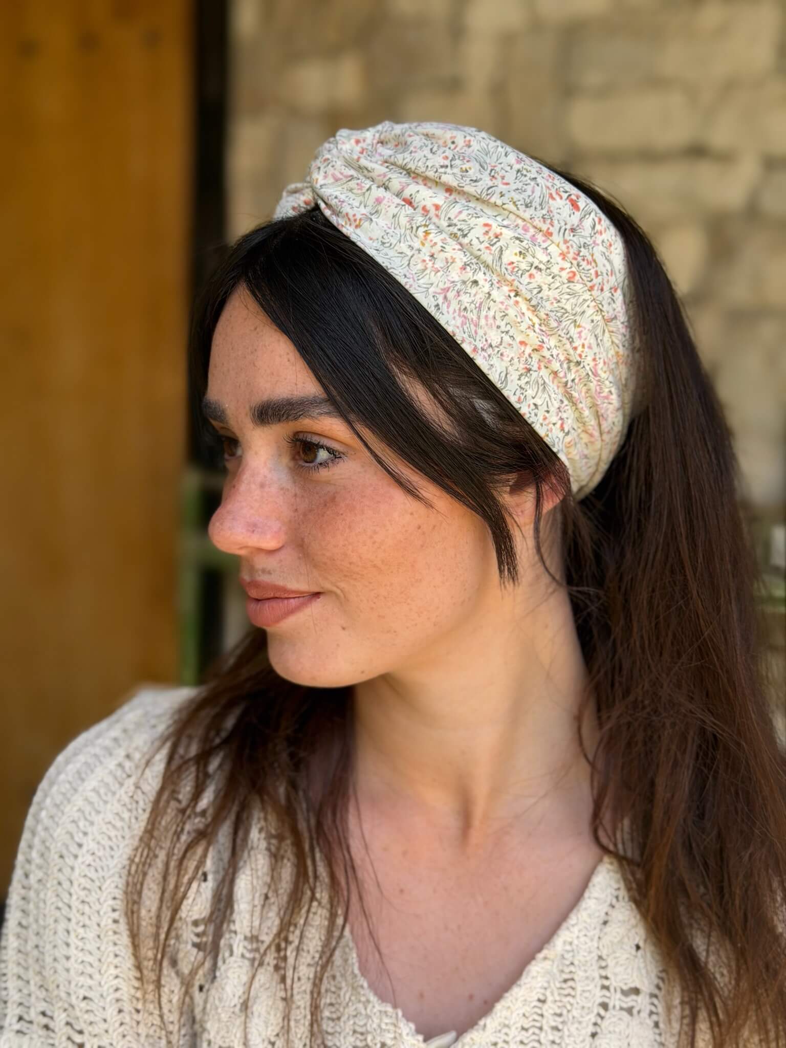 מיני טורבן שיפון פירחוני עדין על בסיס אוף ווייט