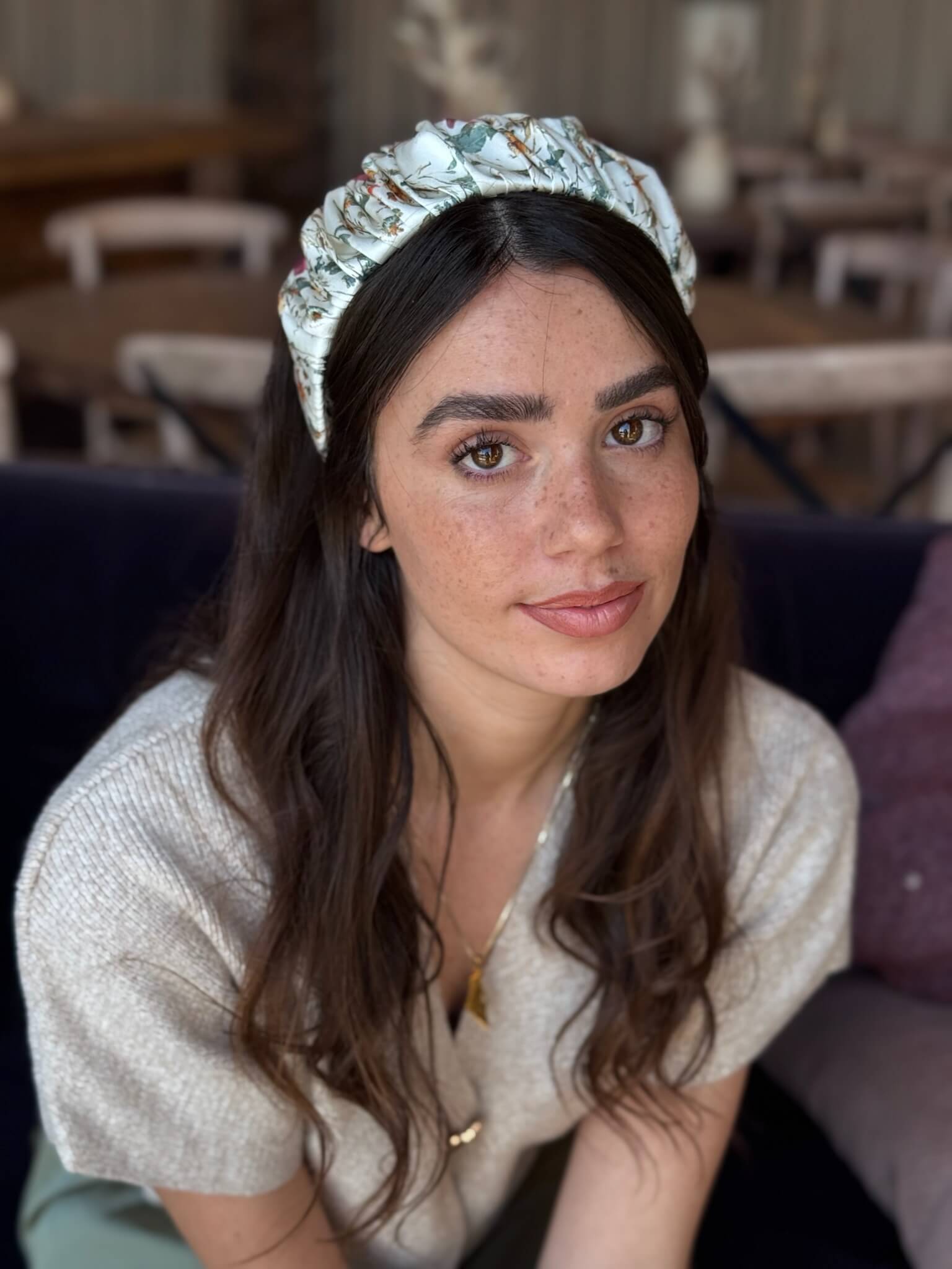 קשת לשיער שיפון פירחוני צבעי פסטל על בסיס שמנת