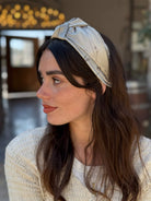 קשת לשיער שיפון על בסיס אפור ופרחים חומים