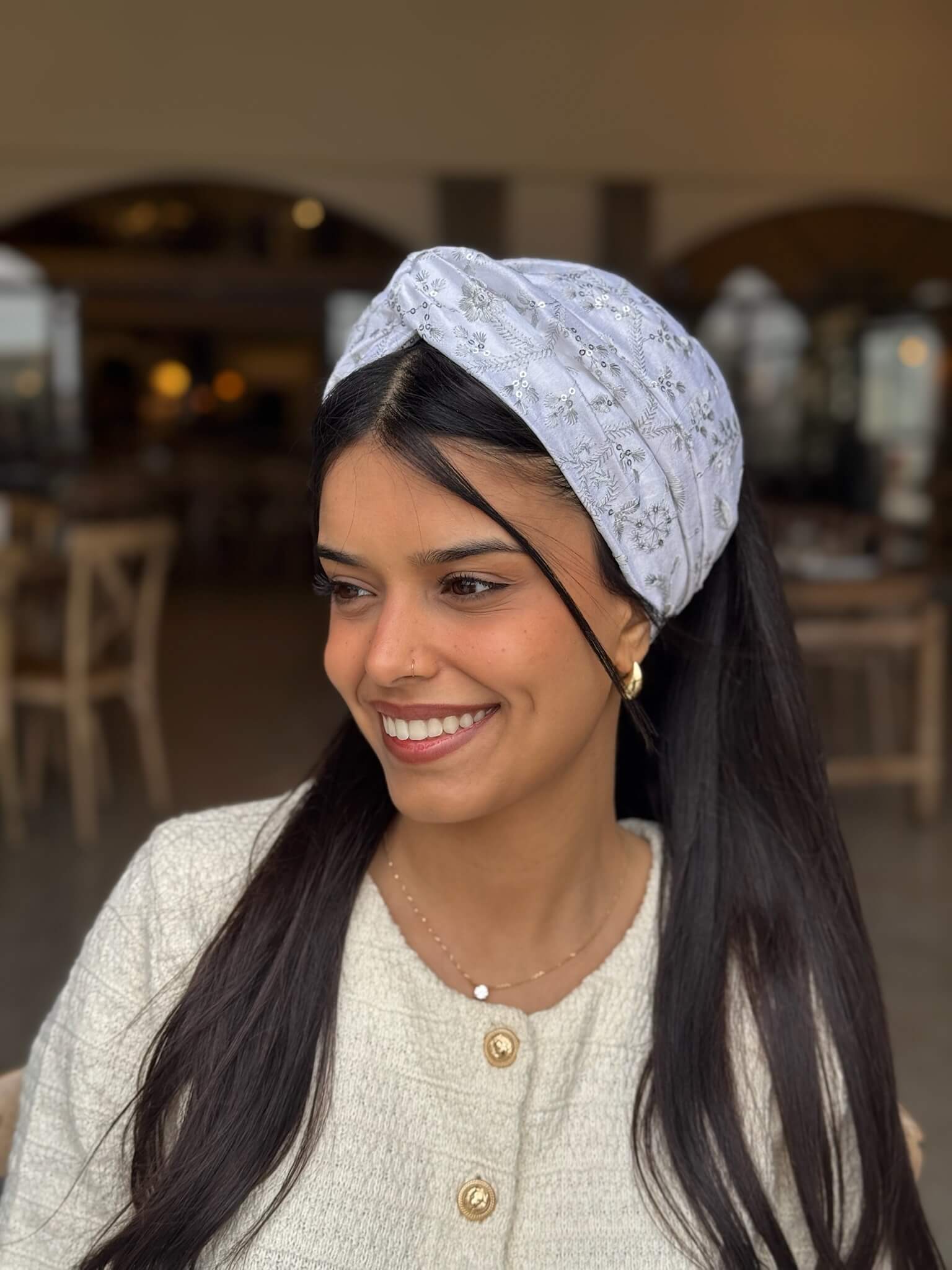 טורבן על בסיס ברוקרד לבן ורקמה כסף