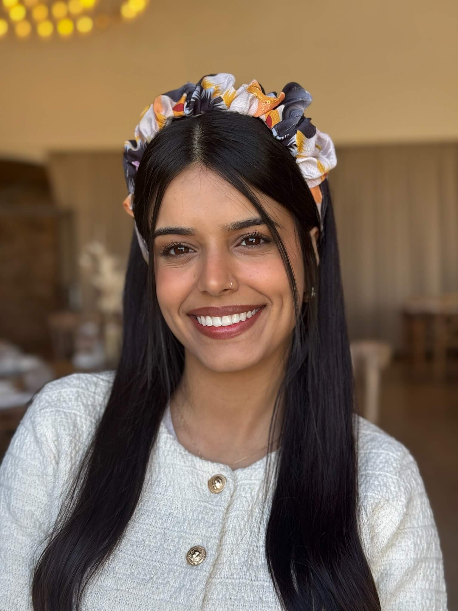 קשת לשיער בד משי עם רקמה ופייט פרחים גדולים כתום ואפור