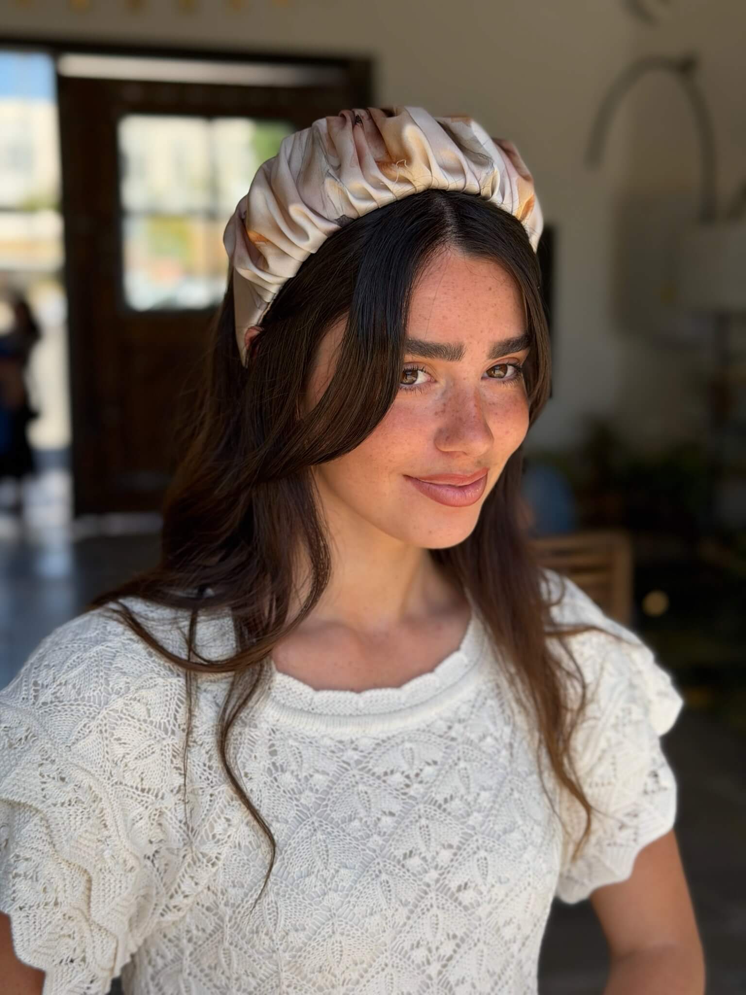 קשת לשיער שיפון בגווני שמנת קאמל חום ושחור בסגנון צבעי מים