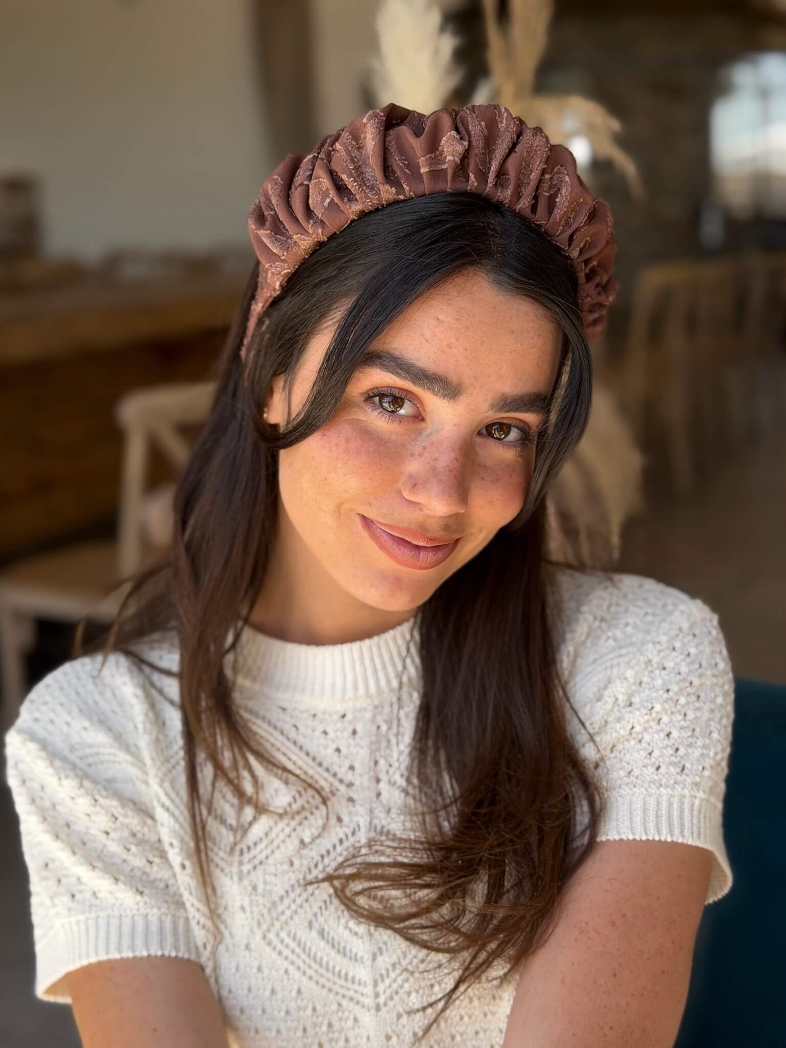 קשת לשיער שיפוןבגוון מוקה שוקולד עם טקסטורה עדינה צבע על צבע