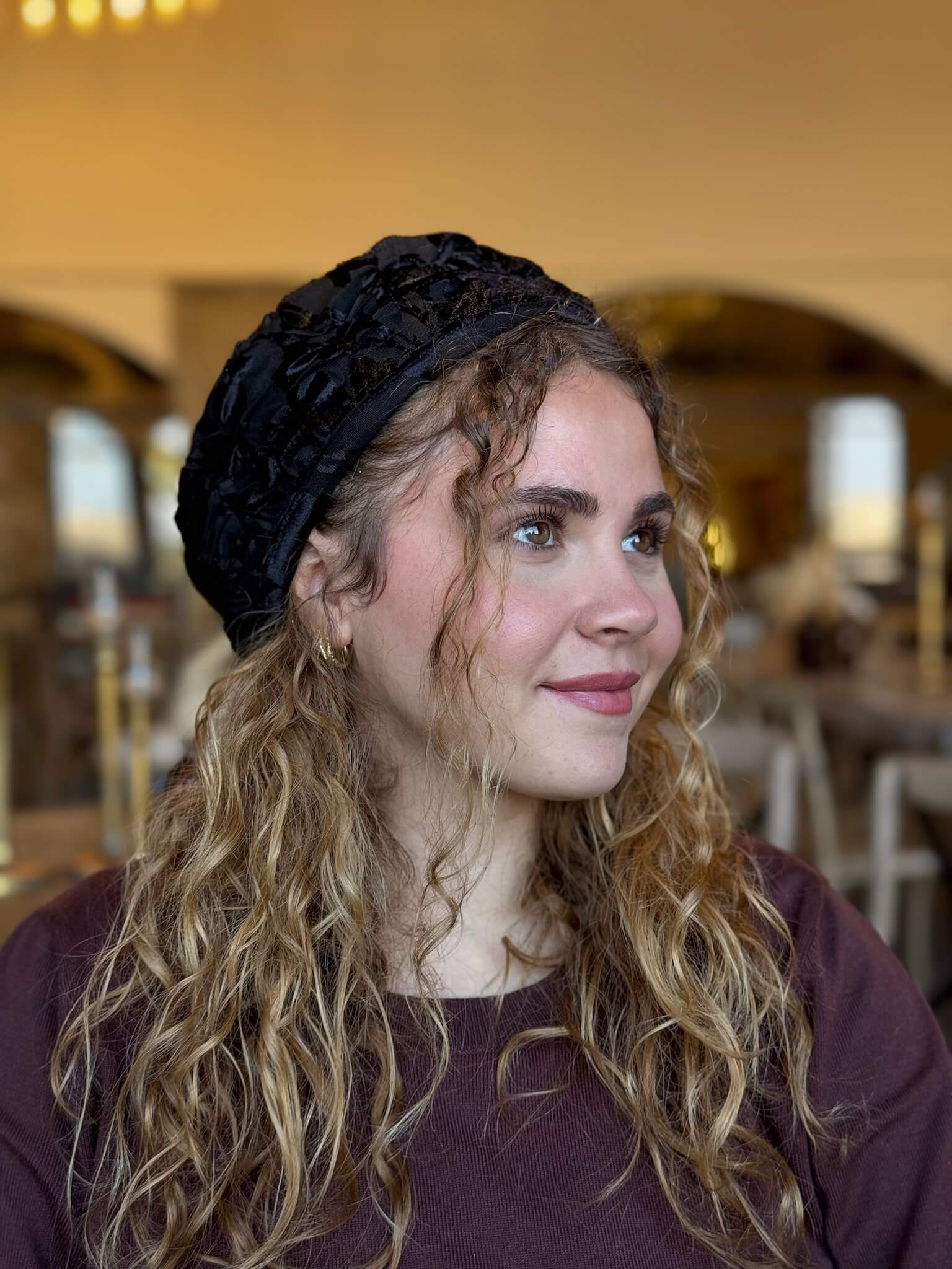 ברט קטיפה צרובה פרחונית שחור חלק