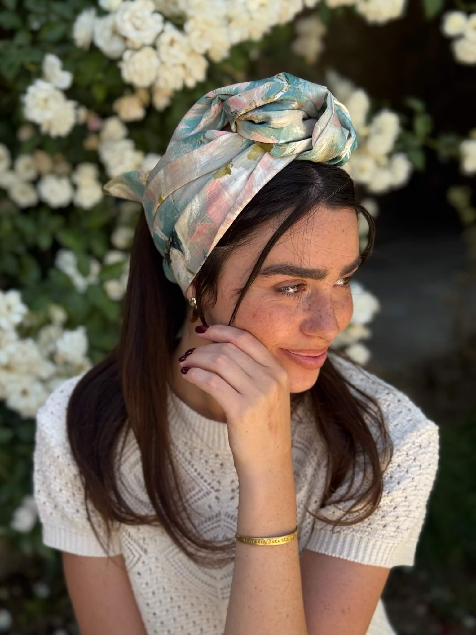 סרט קשירה לשיער דמוי פשתן פרחוני בגווני פסטל תכלת ורוד עדין שמנת וירקרק