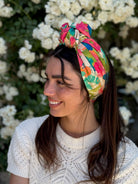 סרט קשירה לשיער דמוי פשתן פרחוני בגוונים עזים פוקסיה טורקיז ירוק ולבן עם נגיעות כתום וכחול