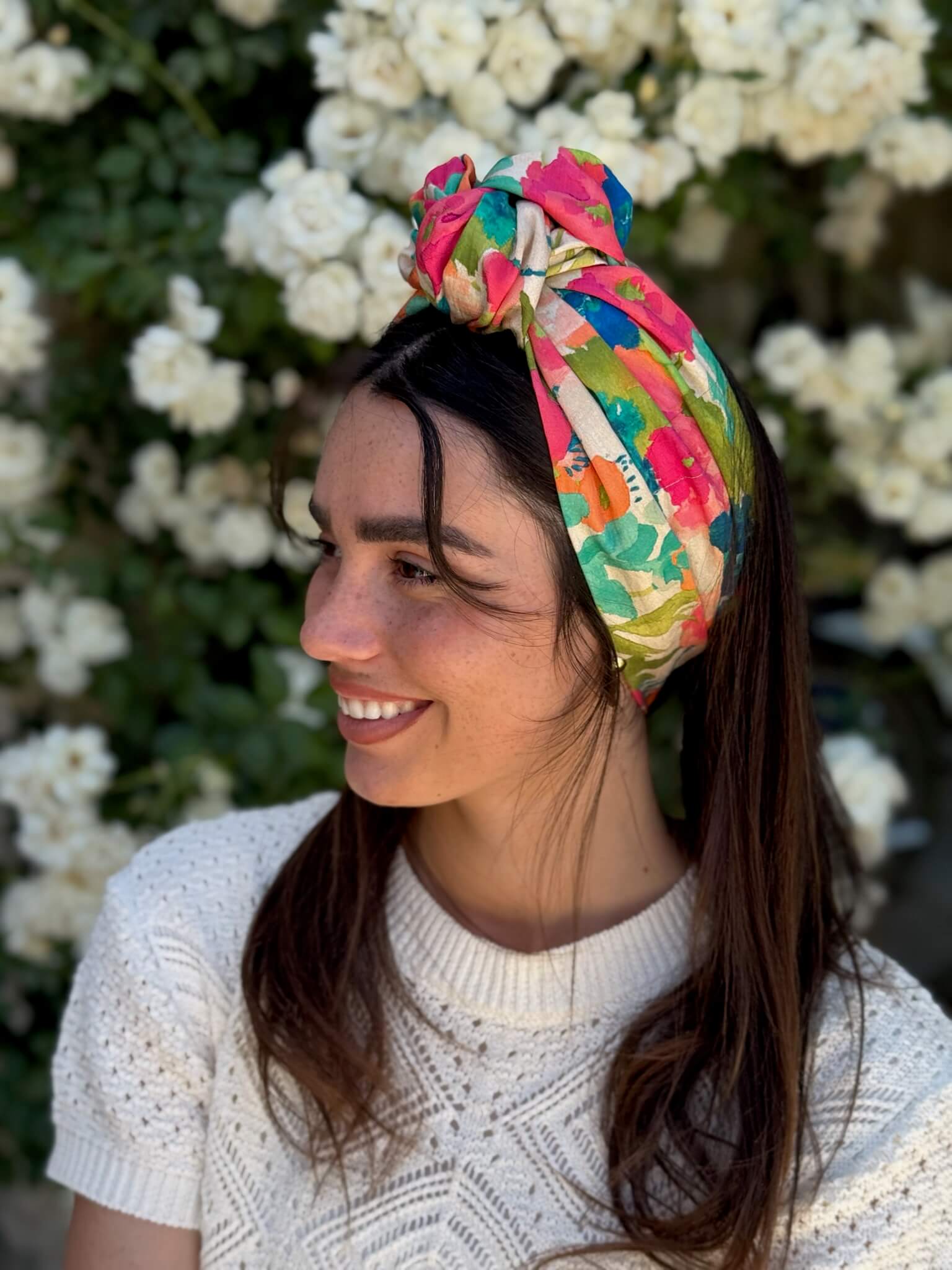 סרט קשירה לשיער דמוי פשתן פרחוני בגוונים עזים פוקסיה טורקיז ירוק ולבן עם נגיעות כתום וכחול