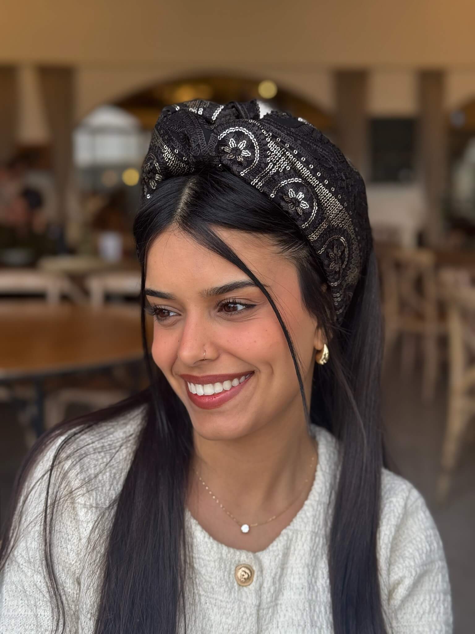 סרט קשירה לשיער רקמה שחור וזהב
