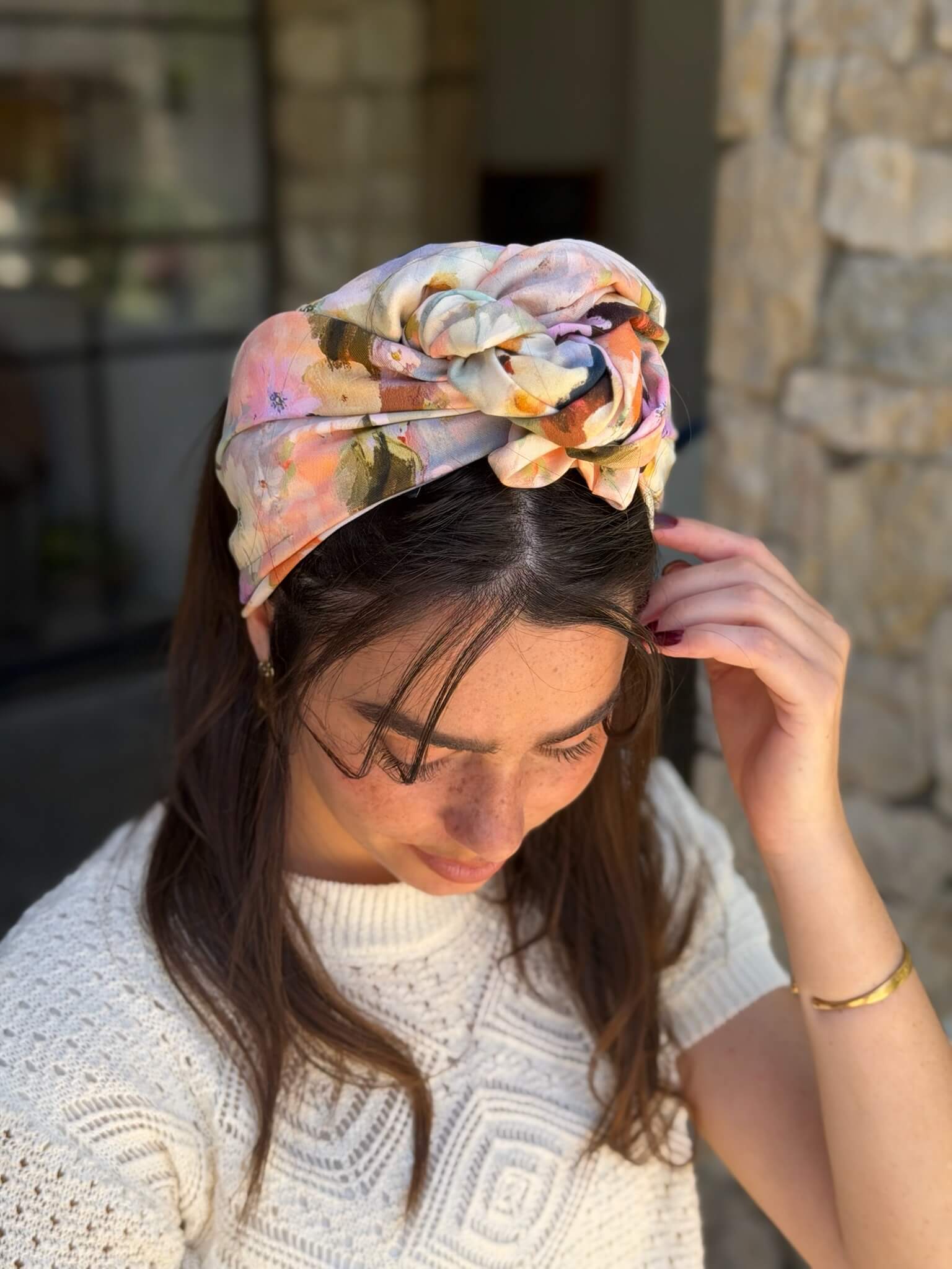 סרט קשירה לשיער בד דמוי פשתן פירחוני עדיןבגווני פסטל רכים שילוב מושלם של אפרסק לילך ונגיעות זית