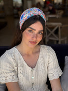 מיני טורבן שיפון ופייט על בסיס תכלת ציבעוני פירחוני