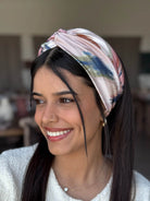 מיני טורבן שיפון פסים ציבעוניים על בסיס ורוד ניוד