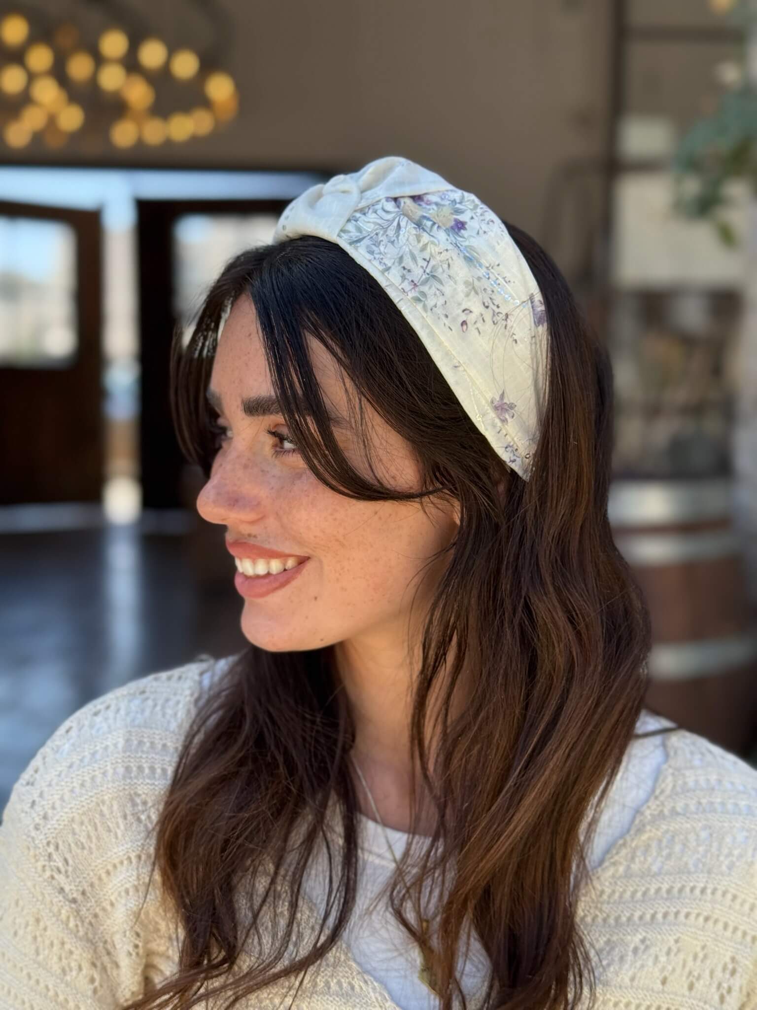 קשת לשיער שיפון פירחוני  על בסיס אוף ווייט עם רקמה עדינה פייט עדין