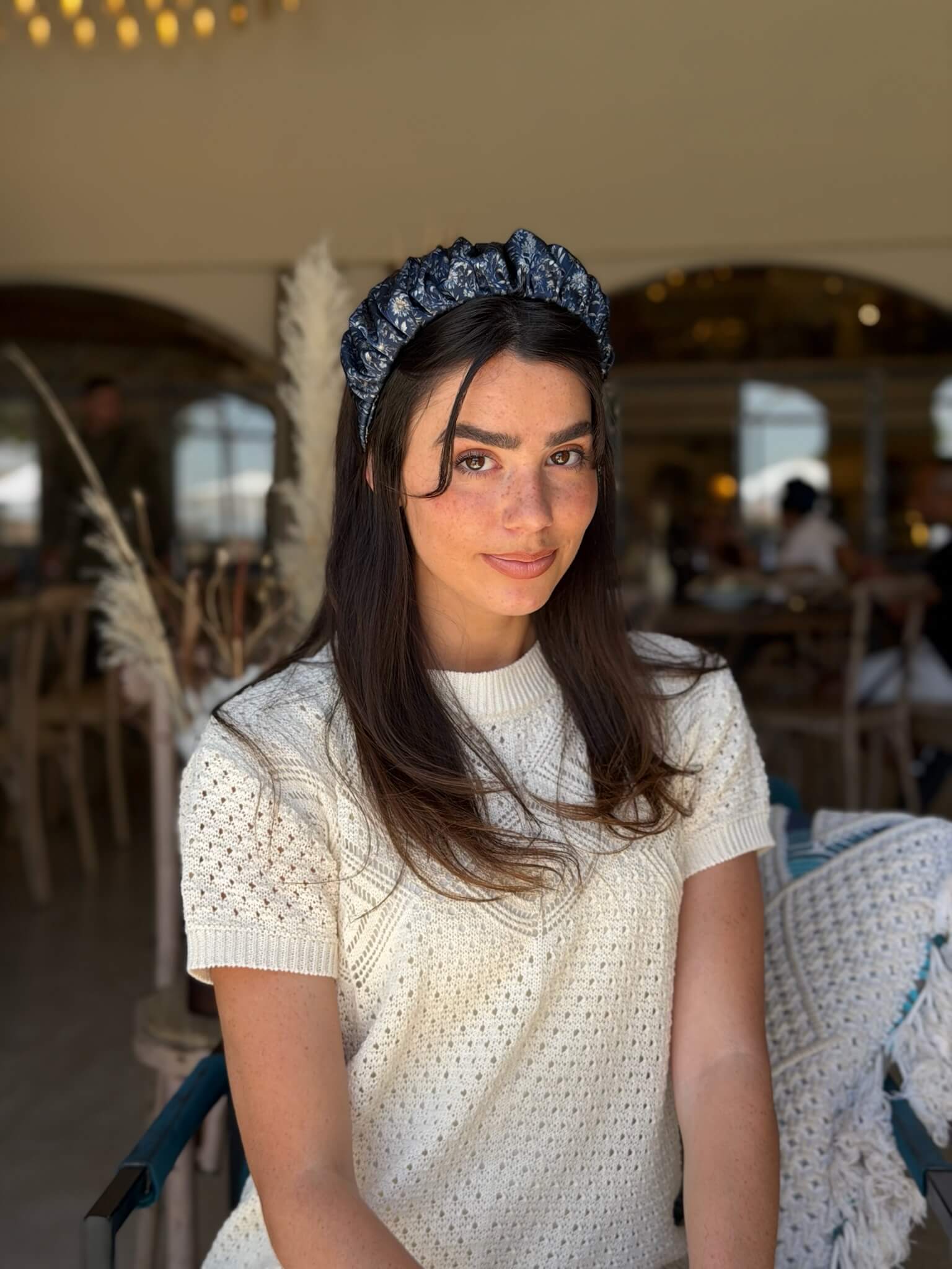 קשת לשיער שיפון כחול נייבי הדפס פירחוני בגווני אפור כסף