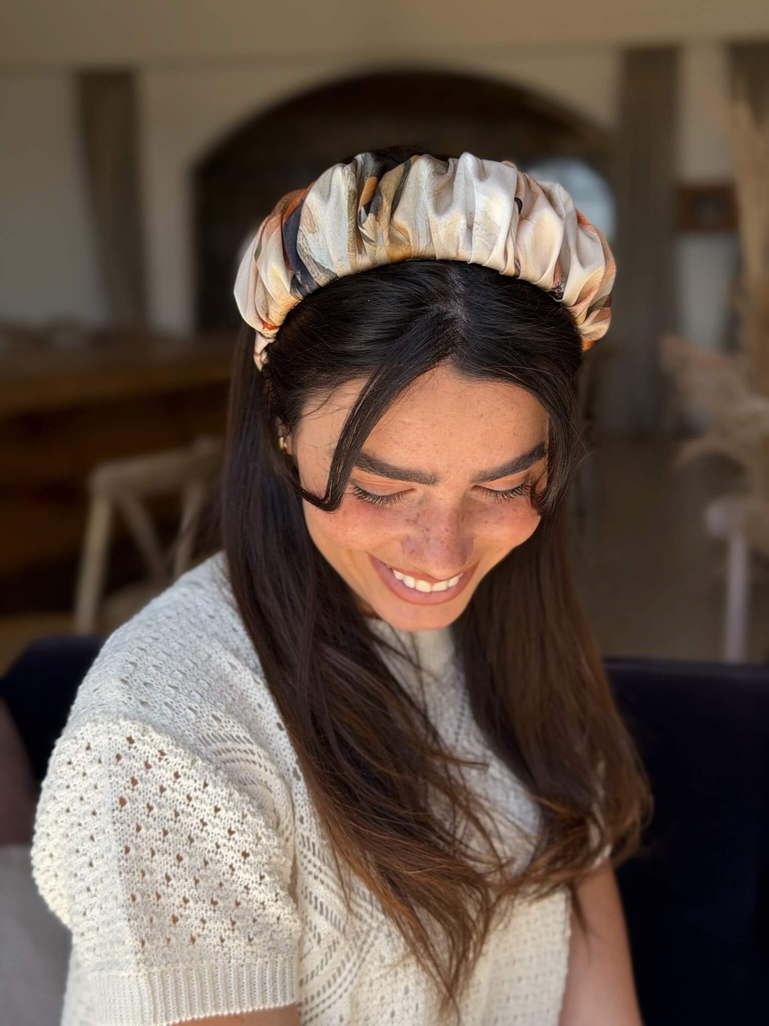 קשת לשיער שיפון בגווני שמנת קאמל חום ושחור בסגנון צבעי מים
