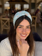 מיני טורבן שיפון עם פייט זהב עדין פירחוני עדין על בסיס תכלת