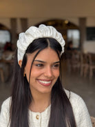 קשת לשיער שיפון רקום פרחוני על בסיס אוף ווייט ופייט כסף עדין