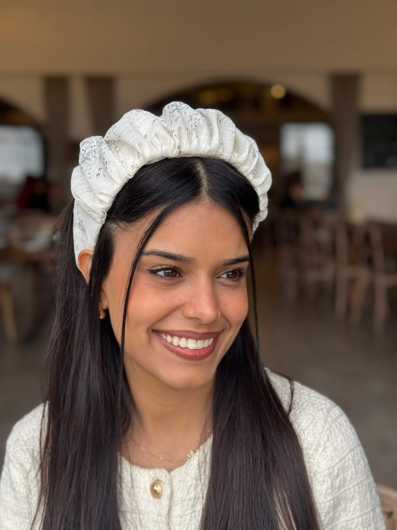 קשת לשיער שיפון רקום פרחוני על בסיס אוף ווייט ופייט כסף עדין
