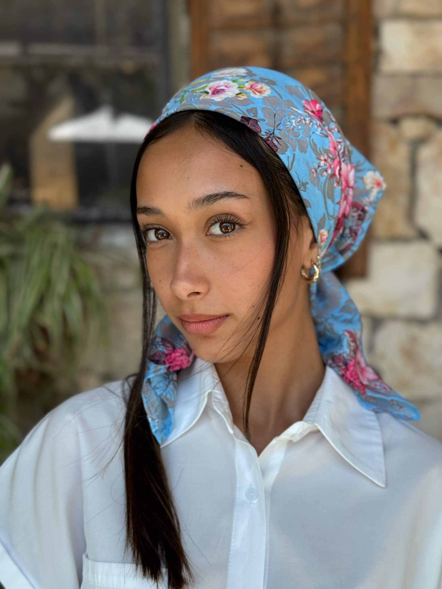 ריבוע פרחוני ורוד על בסיס תכלת