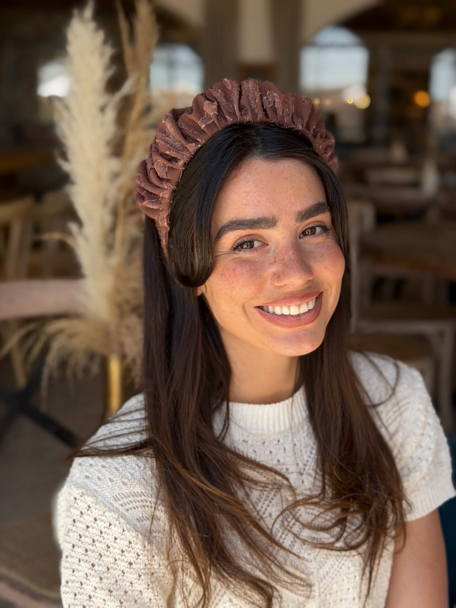 קשת לשיער שיפוןבגוון מוקה שוקולד עם טקסטורה עדינה צבע על צבע
