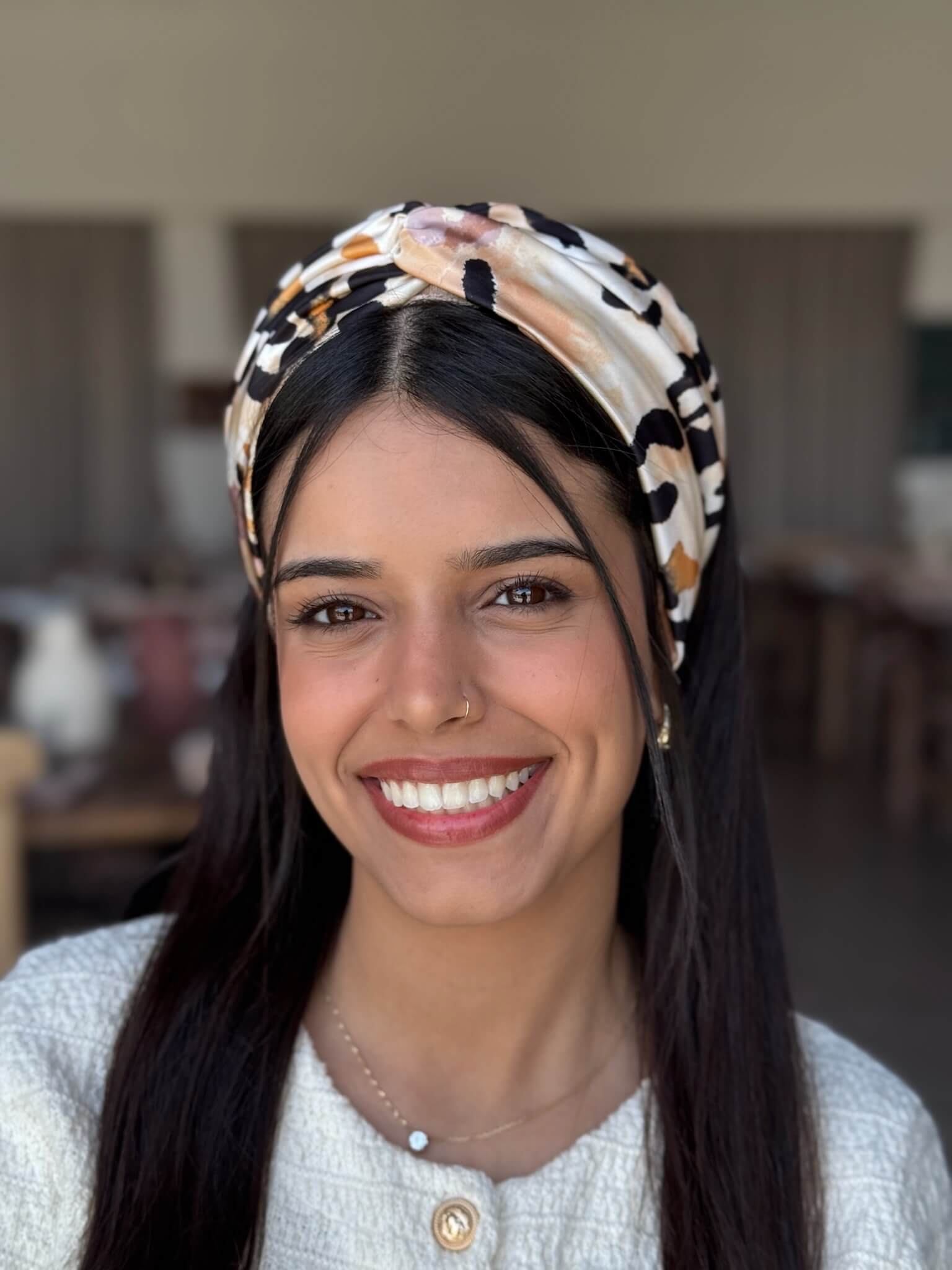 מיני טורבן שיפון מנומר על בסיס שמנת בז עם נגיעות חרדל ניוד ושחור