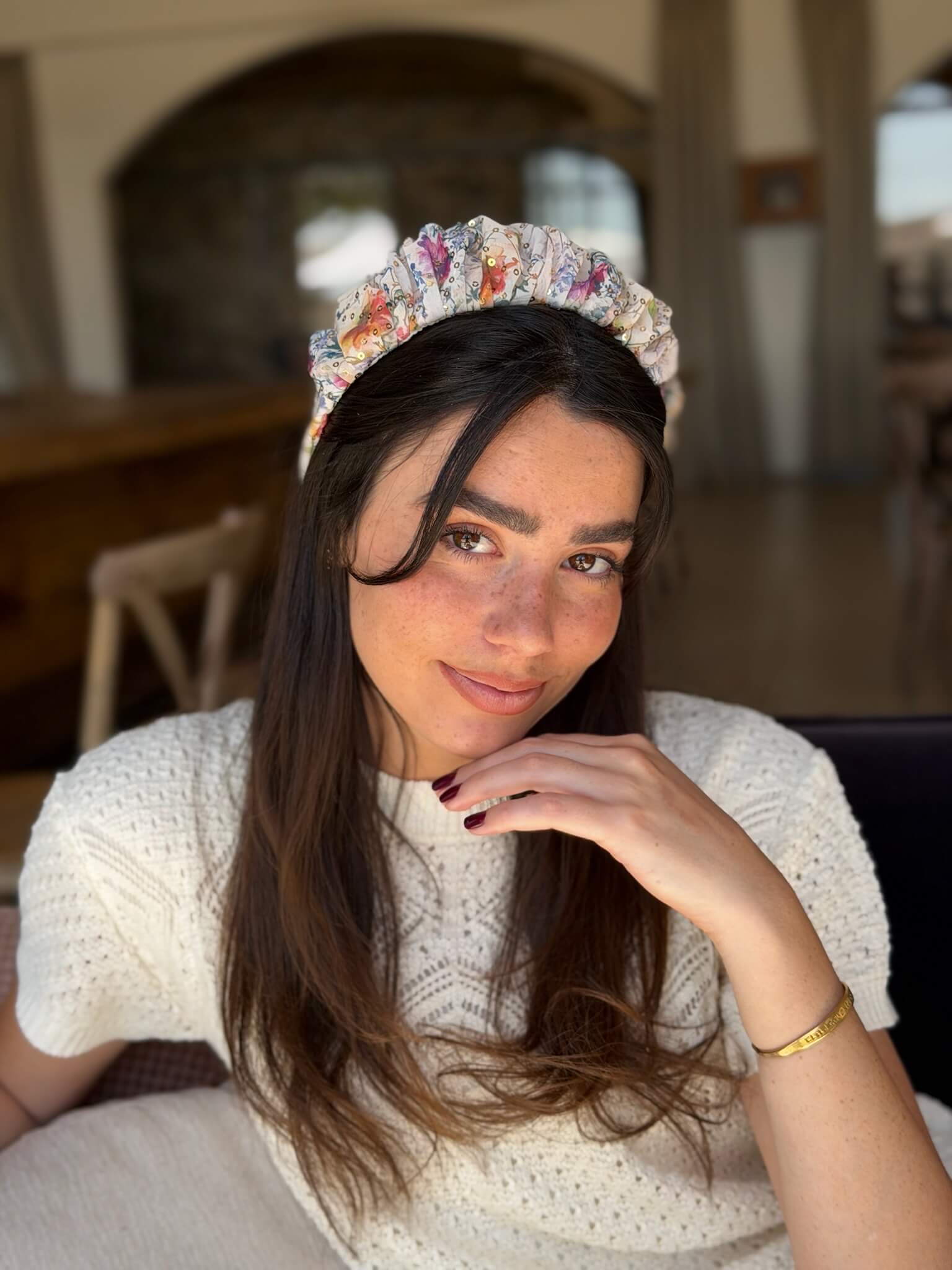 קשת לשיער שיפון פירחוני בשילוב פייטים עדין
