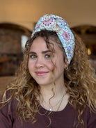 סרט קשירה לשיער רקמה ופייטים פרחוני אדום תכלת כחול על בסיס אוף וית עם זהב