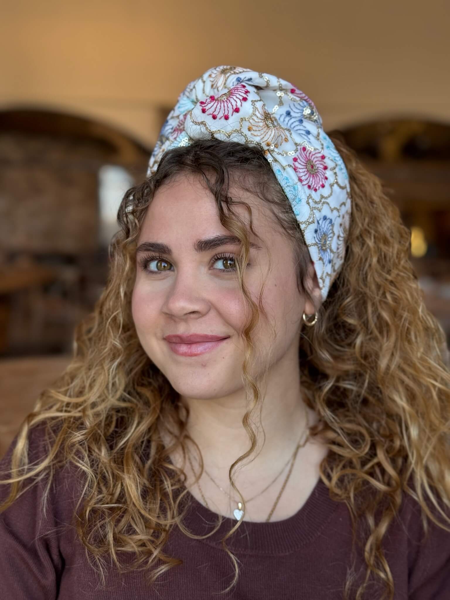 סרט קשירה לשיער רקמה ופייטים פרחוני אדום תכלת כחול על בסיס אוף וית עם זהב