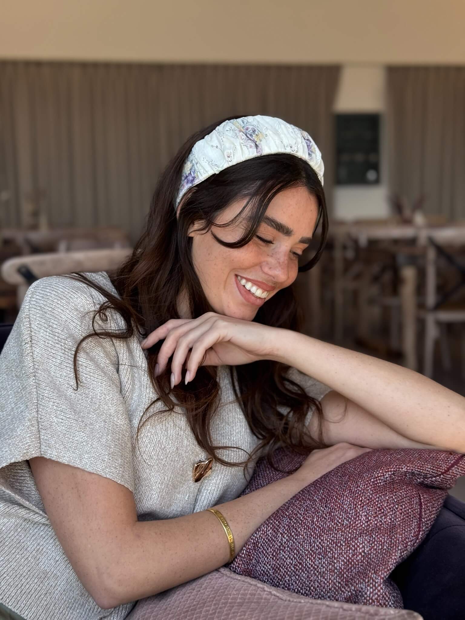 קשת לשיער שיפון רקום פירחוני על בסיס אוף ווייט ופייט כסף עדין