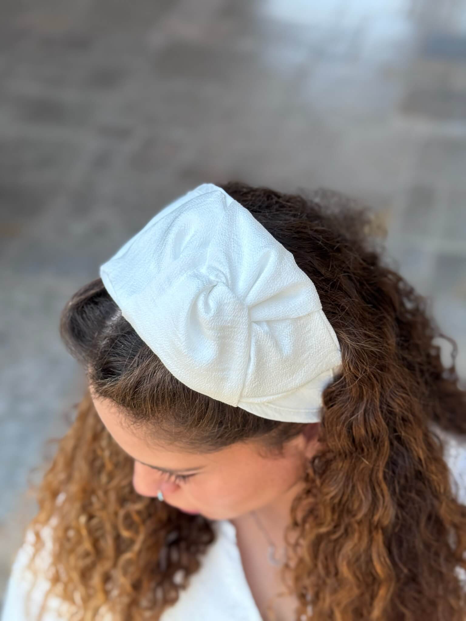 קשת לשיער שיפון לבן חלבי מבריק